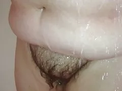 Rửa pussy lông chubby sofy trong các vòi sen.