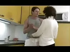 Chàng trai trẻ fuck phụ nữ trưởng thành sừng