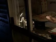 Cô gái làm gì khi họ nghĩ rằng không có ai đang tìm 3