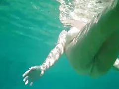 Ful nude nude milf dưới nước với lông pussy