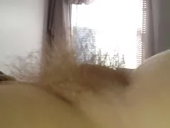 Cọ xát bụng mềm của cô