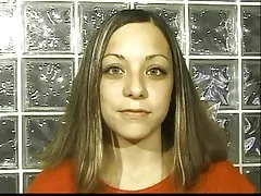 Brunette trèo lên trên giường và lây lan chân của mình