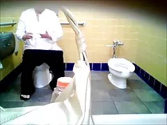 Người phụ nữ lớn màu trắng với kính