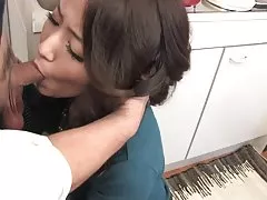Brunette với một cổ áo được cô clit chọc ghẹo với đồ chơi