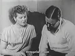 Cậu bé lông thâm nhập người bạn mới của ông (năm 1950 vintage)