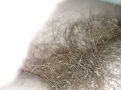 Sneaky peek của cô mềm lông mu bush dưới các tấm.