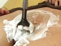 Gần cạo râu!