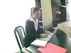 Bộ trưởng được cunt cô va đầu