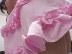 Cutie trắng bông tai được pussy fondled trên ghế sofa