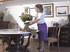 Đáng yêu granny mặc màu tím nịt lưng và seamed vớ