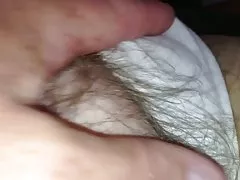 Cọ xát bụng mềm, lông pussy của cô trong trắng pantys.