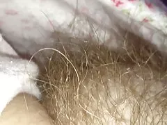 Kéo xuống của cô jammies tiết lộ gò đất mềm lông pussy của cô