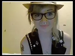 Lông thiếu niên sucks và rides bạn bè của cô trên cam không có âm thanh